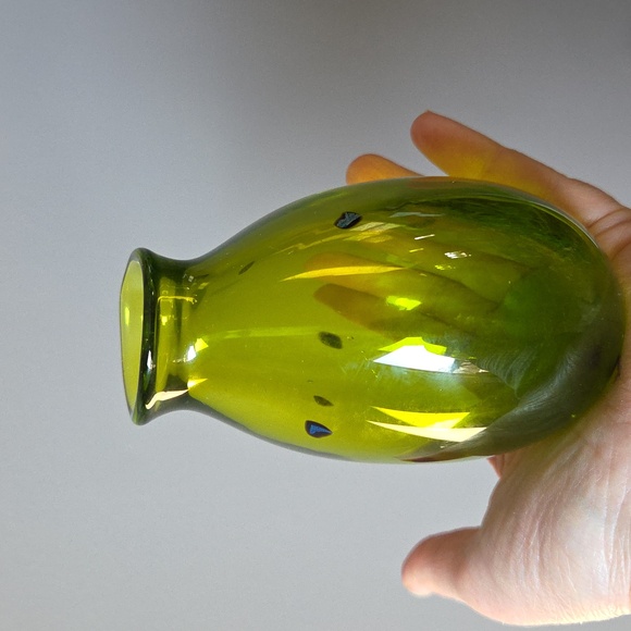 Sharon Fujimoto Handblown Sign Art Green Glass Flakes Bud Vase Vintage Japanese - Picture 11 of 13
